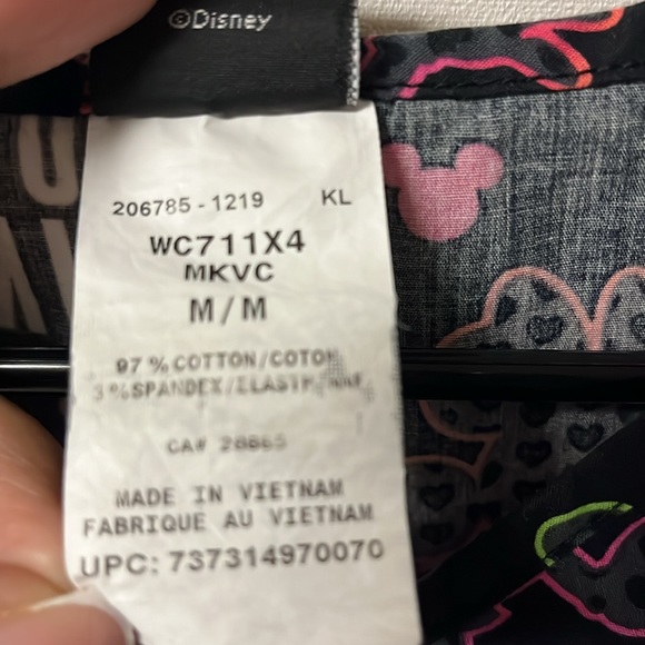 DISNEY Mickey Loves Minnie Size Med W/Front Pockets Scrub Top (T-Shirt) NWOT $55 - Picture 10 of 11